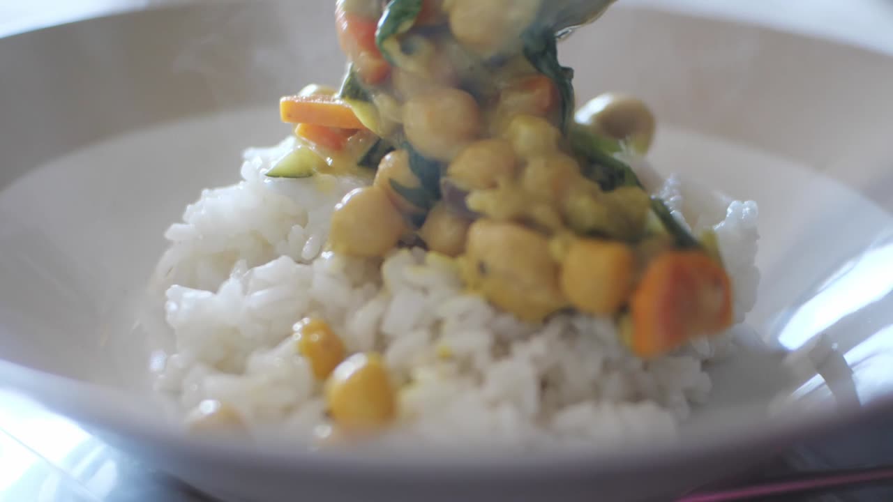 verduras saludables recién cocinadas con curry de garbanzos cubierto de arroz blanco
