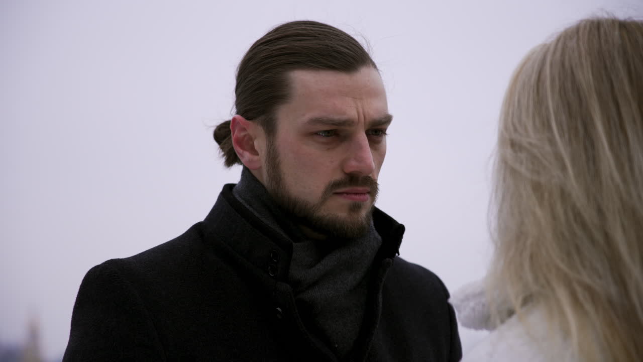 남자 와 여자 가 야외 에 서 있다