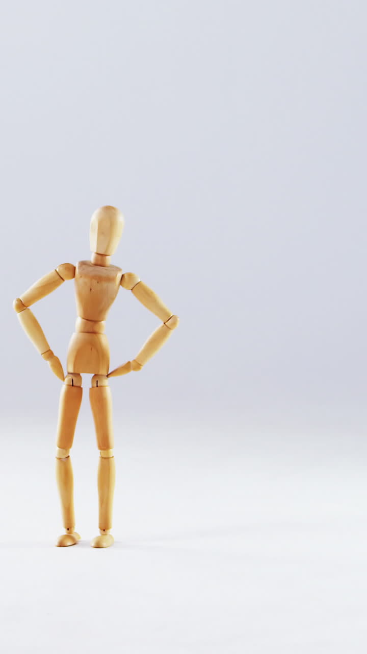 허 ⁇ 지 에 손 을  ⁇ 고 서 있는 동상