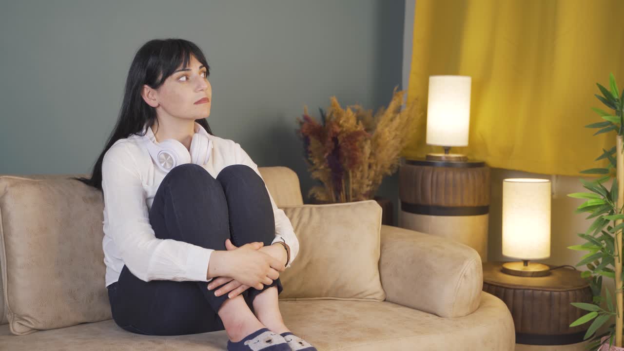 밤에 집에서, 편집증이 있는 여자는 머릿속에서 꿈을 꾸고 두려워합니다.