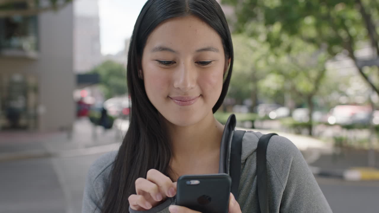 사랑스러운 젊은 아름다운 아시아 여성의 초상화 스마트폰을 사용하여 검색하고 문자 소셜 미디어 응용 프로그램을 즐기고