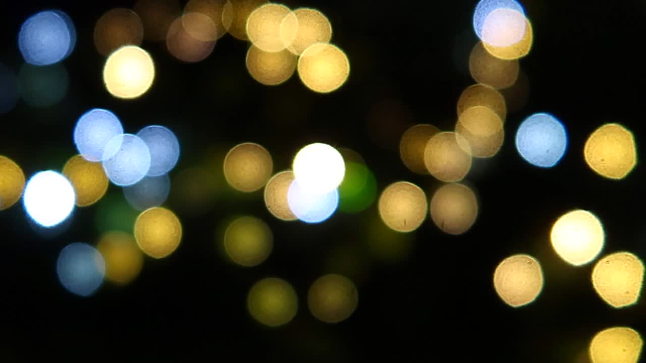 luz azul y amarilla no enfocada por la noche.