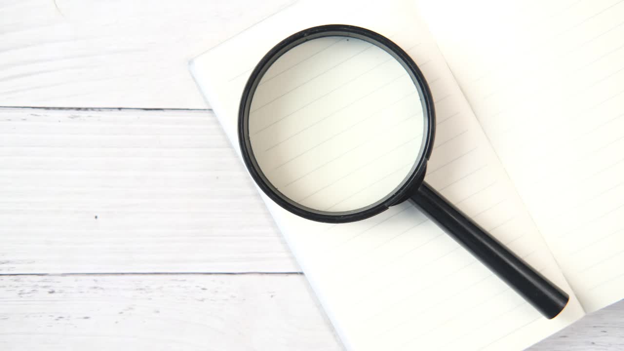 lente d'ingrandimento su un quaderno aperto