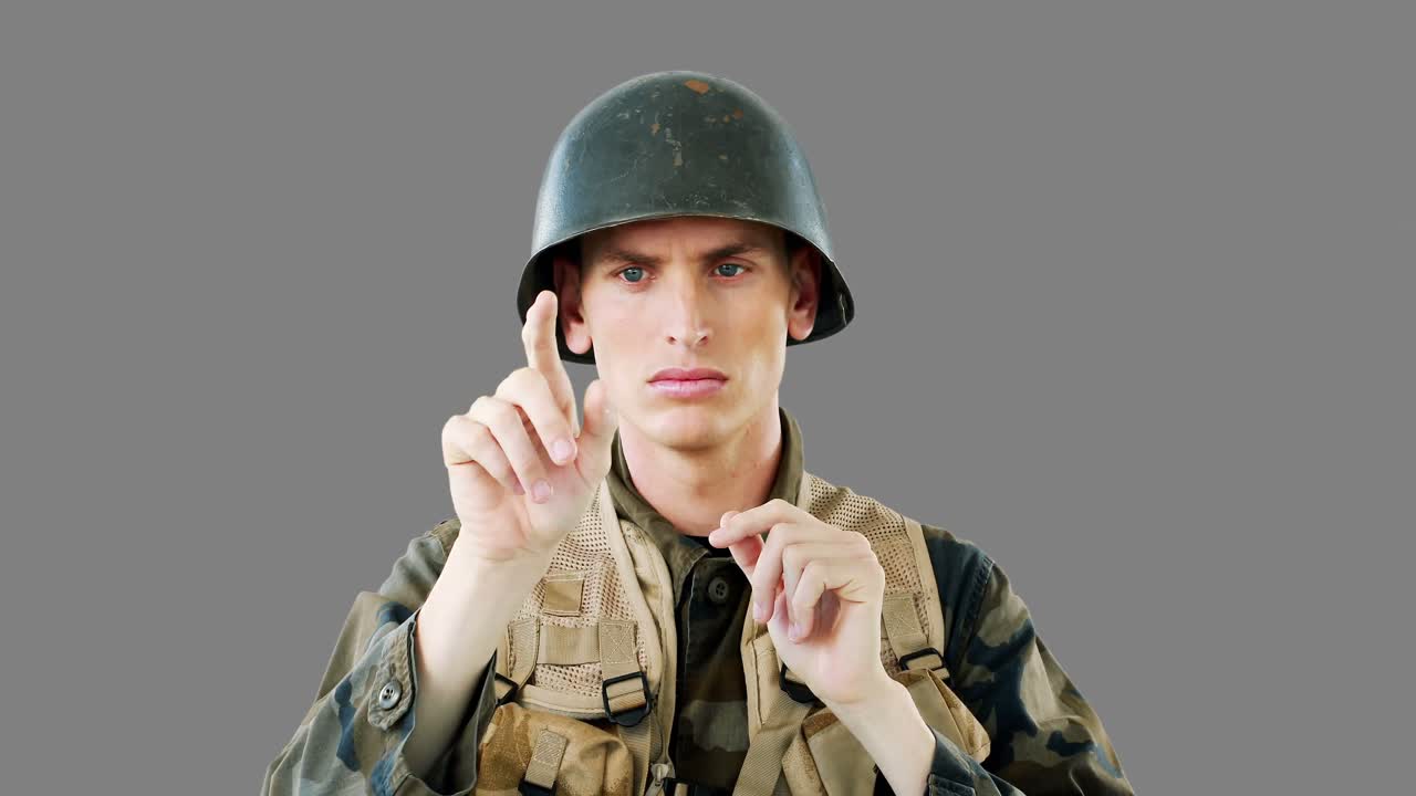 디지털 화면을 사용하는 군인