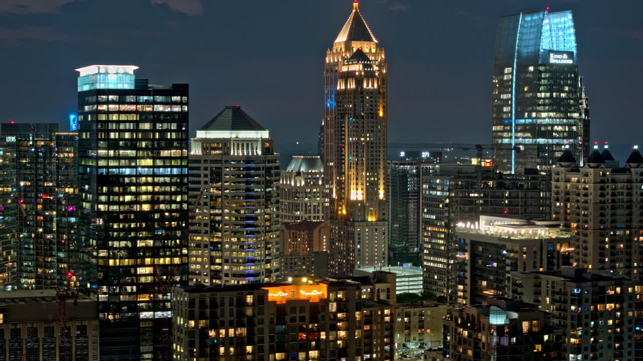 atlanta georgia aerial v899 hyperlapse disparo ampliado, sobrevuelo del parque piedmont capturando el paisaje urbano iluminado del centro de la ciudad, iluminando edificios de gran altura al anochecer - disparado con mavic 3 pro cine - julio 2023