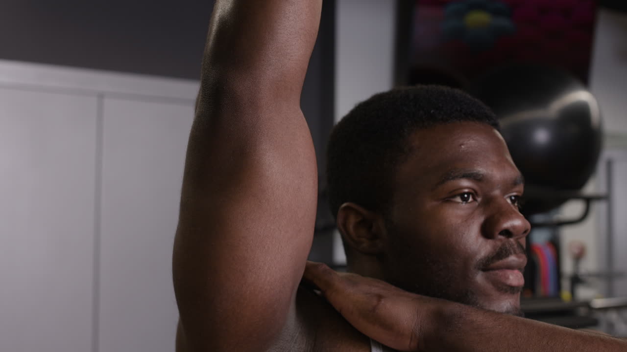 hombre realizando ejercicios con pesas