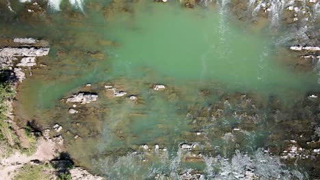 Rápidos-Del-Río-Mekong-Mientras-El-Agua-Clara-Cae-En-La-Frontera-Entre-Laos-Y-Camboya