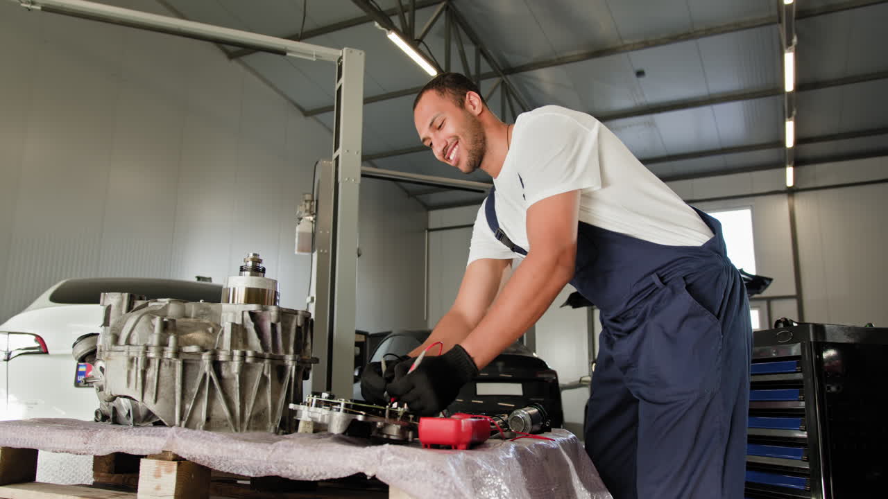 mecánico de automóviles que trabaja en una transmisión de automóviles