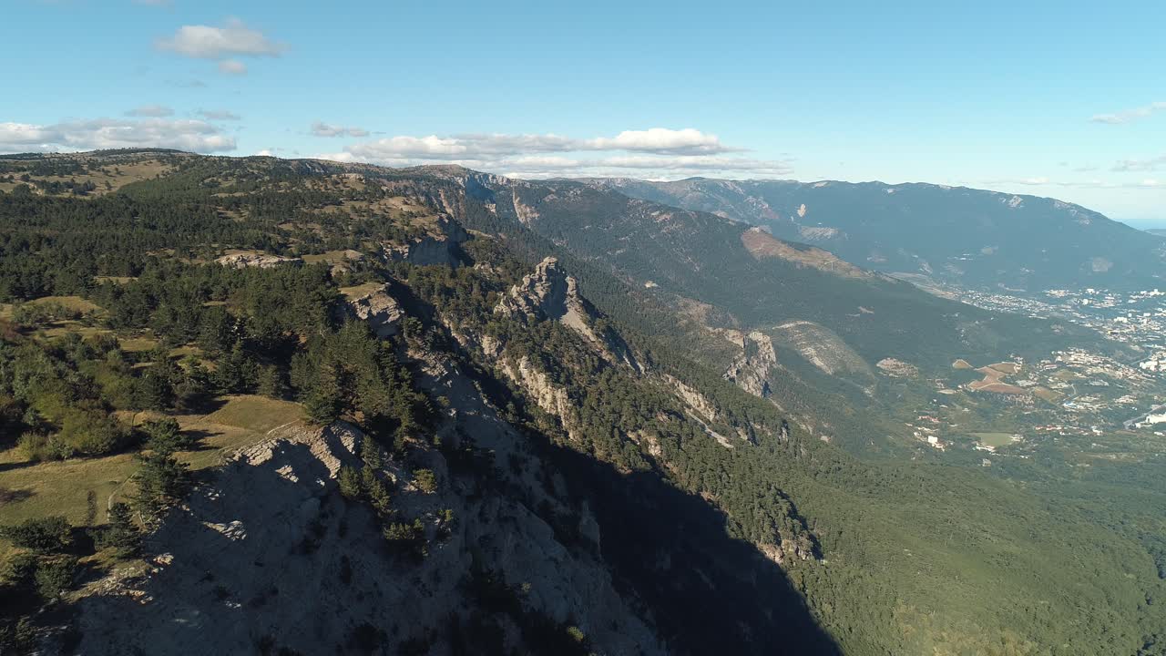 paisaje montañoso con bosque y valle