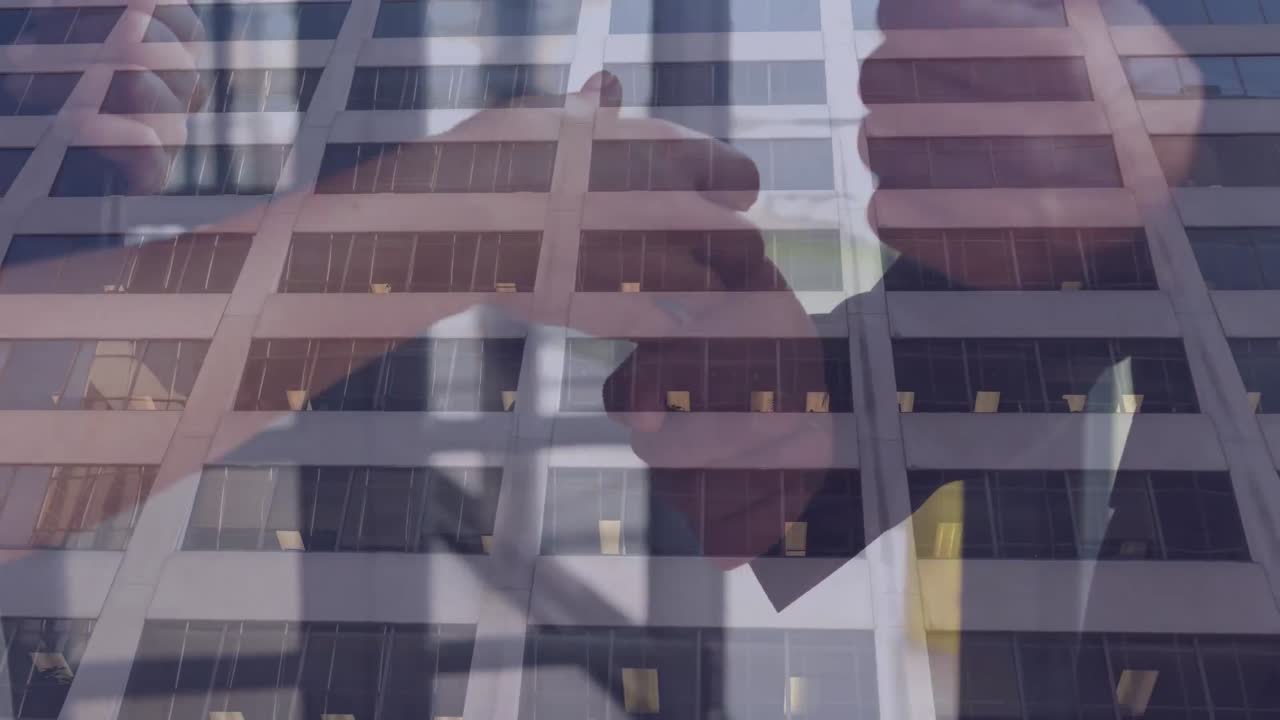video compuesto de la sección media de un hombre de negocios y una mujer de negocios estrechando las manos contra edificios altos