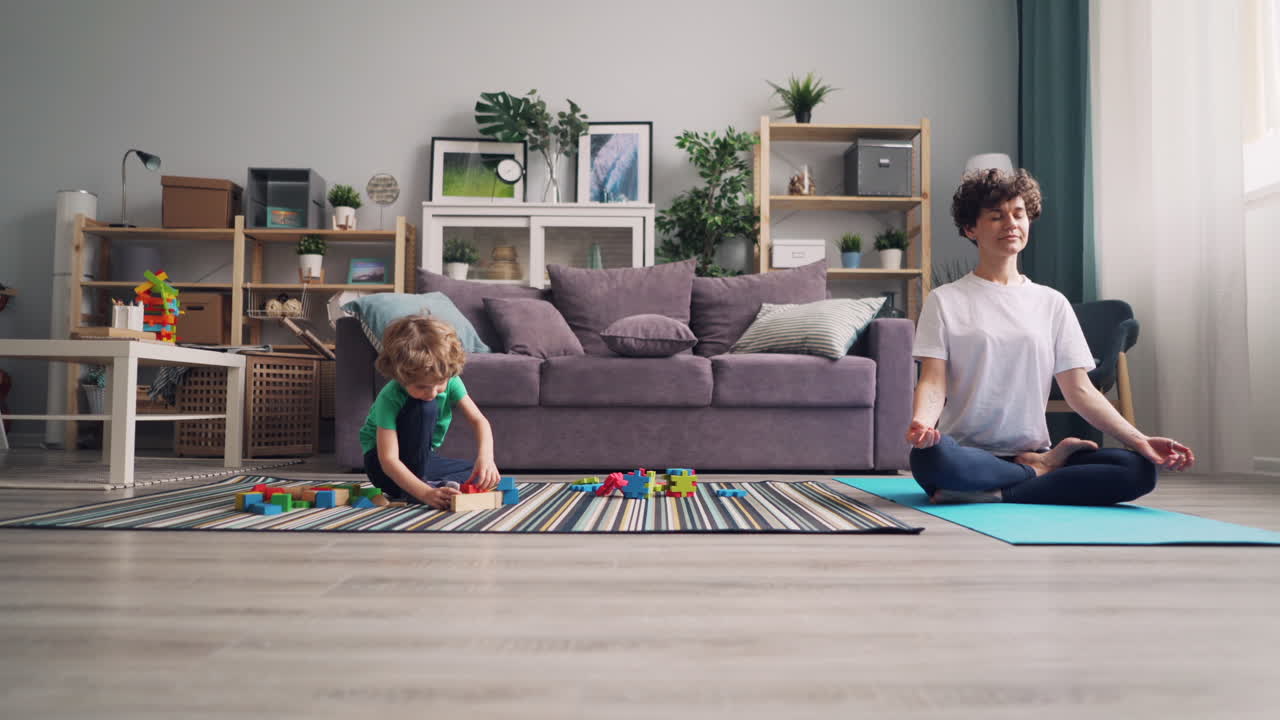 Evde Meditasyon Yapan Anne ve Çocuk