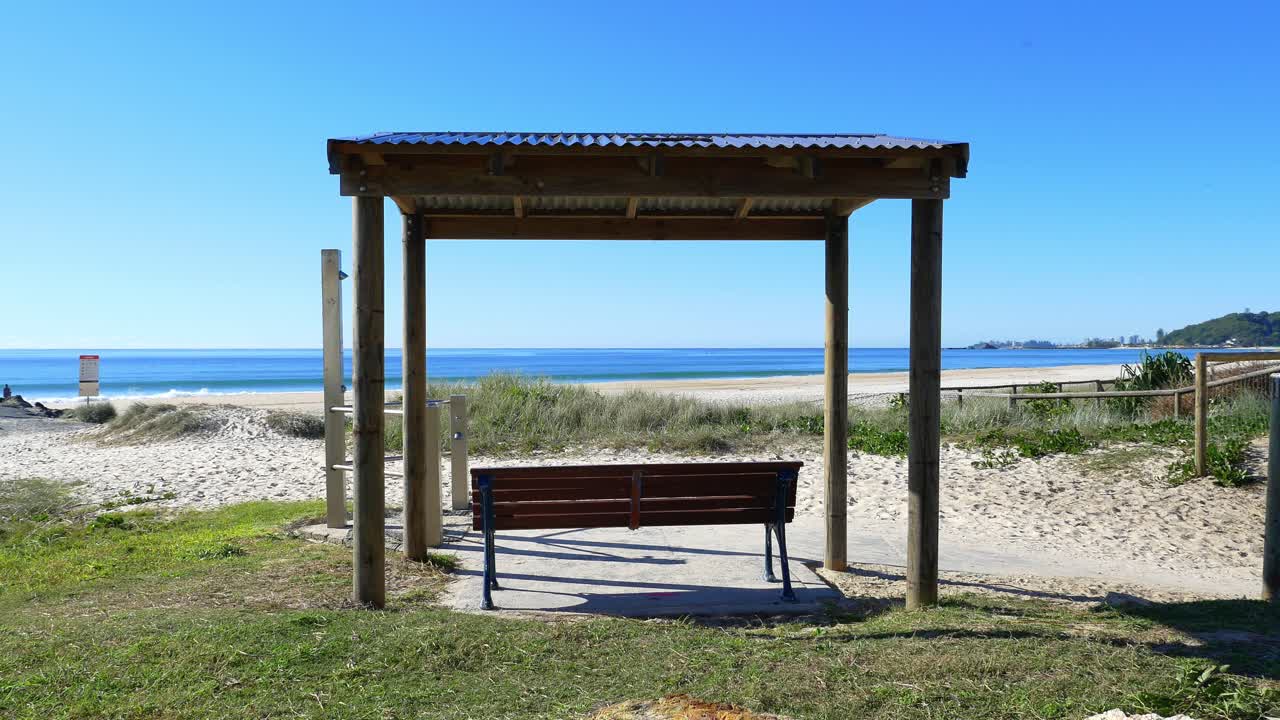 해변의 나무 전망대와 빈 벤치 - 골드 코스트 해변과 바다 - 퀸즐랜드, 여름에 호주