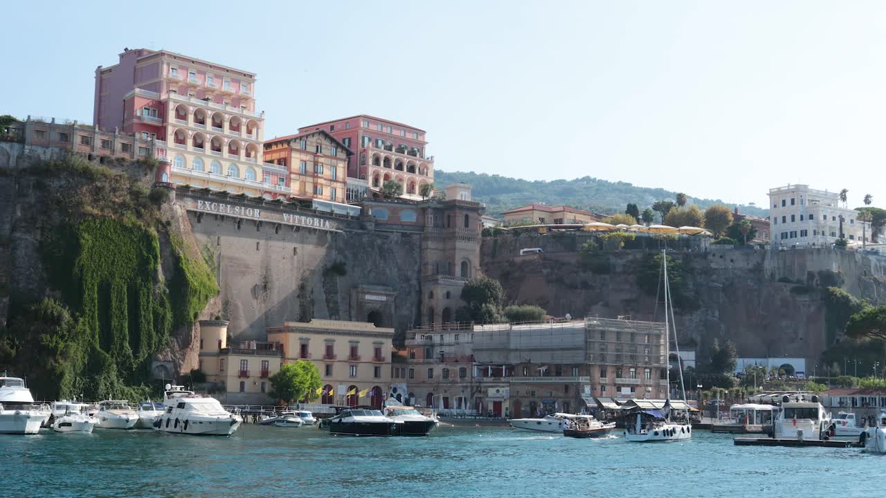 소렌토 의 절벽  건물 근처 에 정박 한 배 들