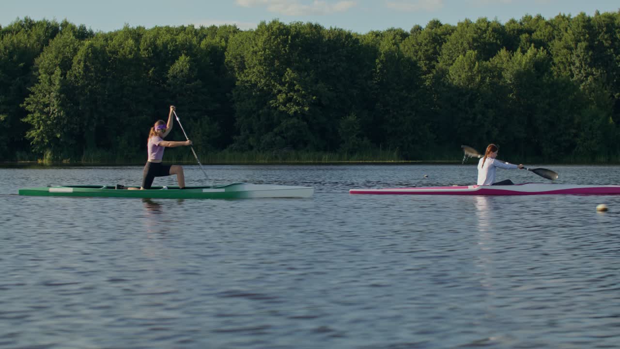 Due kayakisti in competizione su un lago