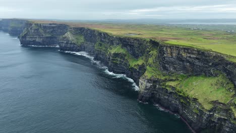 drones disparos estáticos acantilados de moher salvaje camino atlántico en un día de noviembre invierno en irlanda