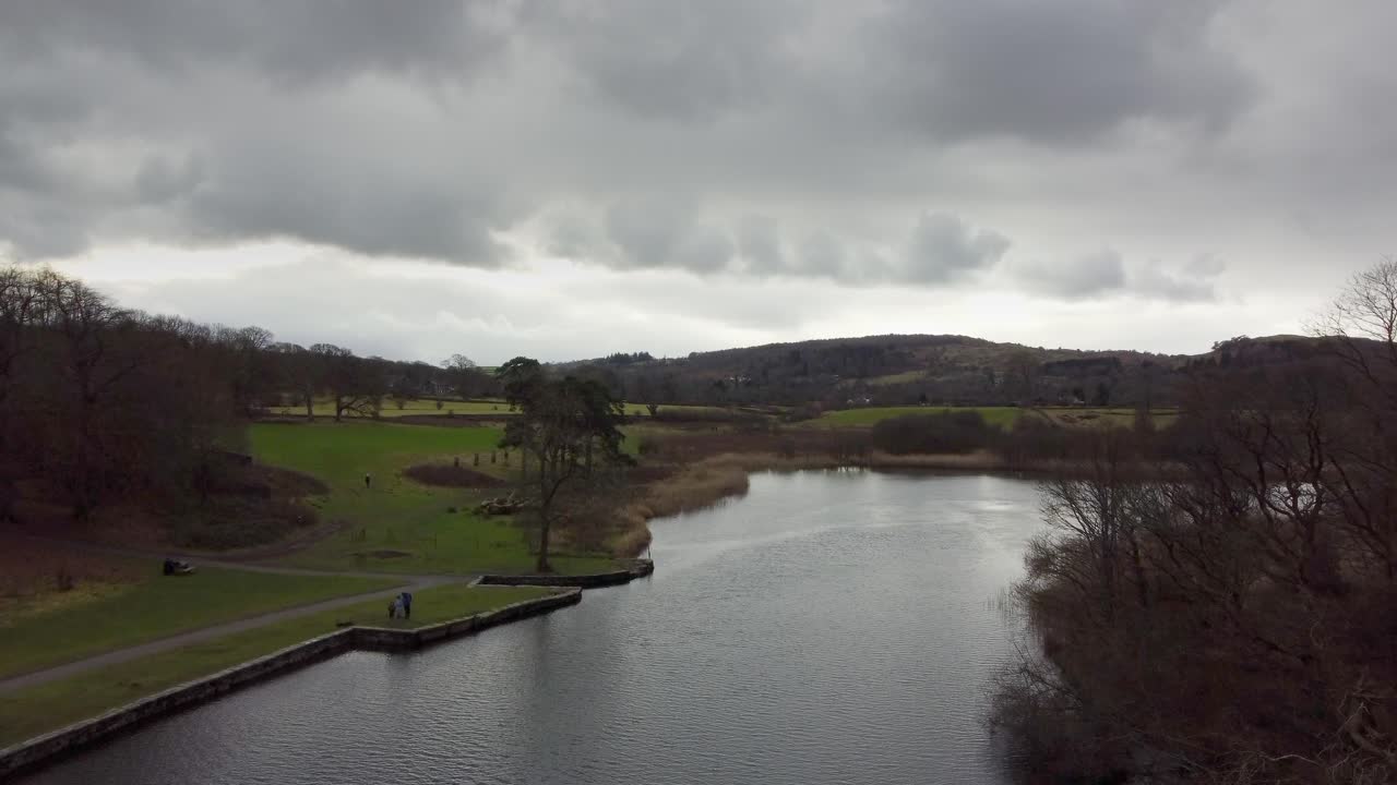 caí en el parque de la orilla del lago con impresionantes vistas a la montaña