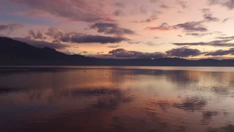 Colores-Asombrosos-Al-Amanecer-En-El-Lago-Atitlán-Guatemala,-Aéreo