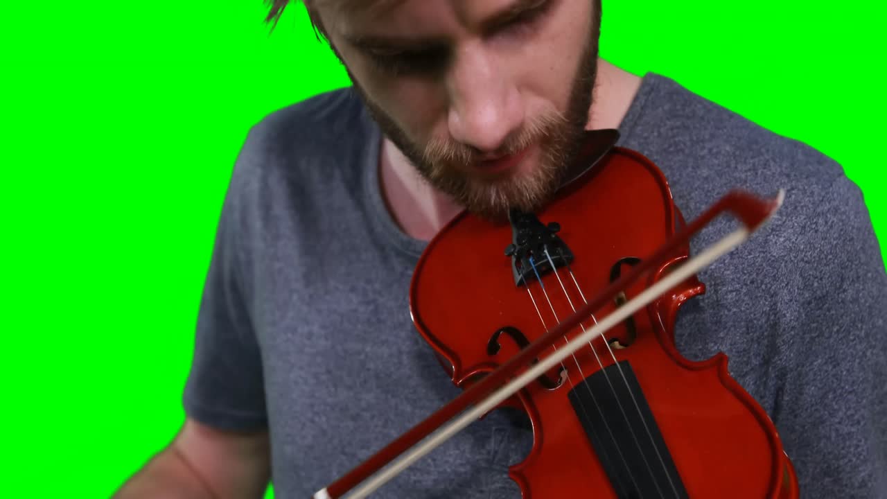 primer plano de un músico tocando el violín