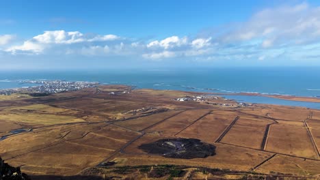 Ciudad-De-Akranes-Vista-Desde-La-Montaña-Akrafjall,-Islandia