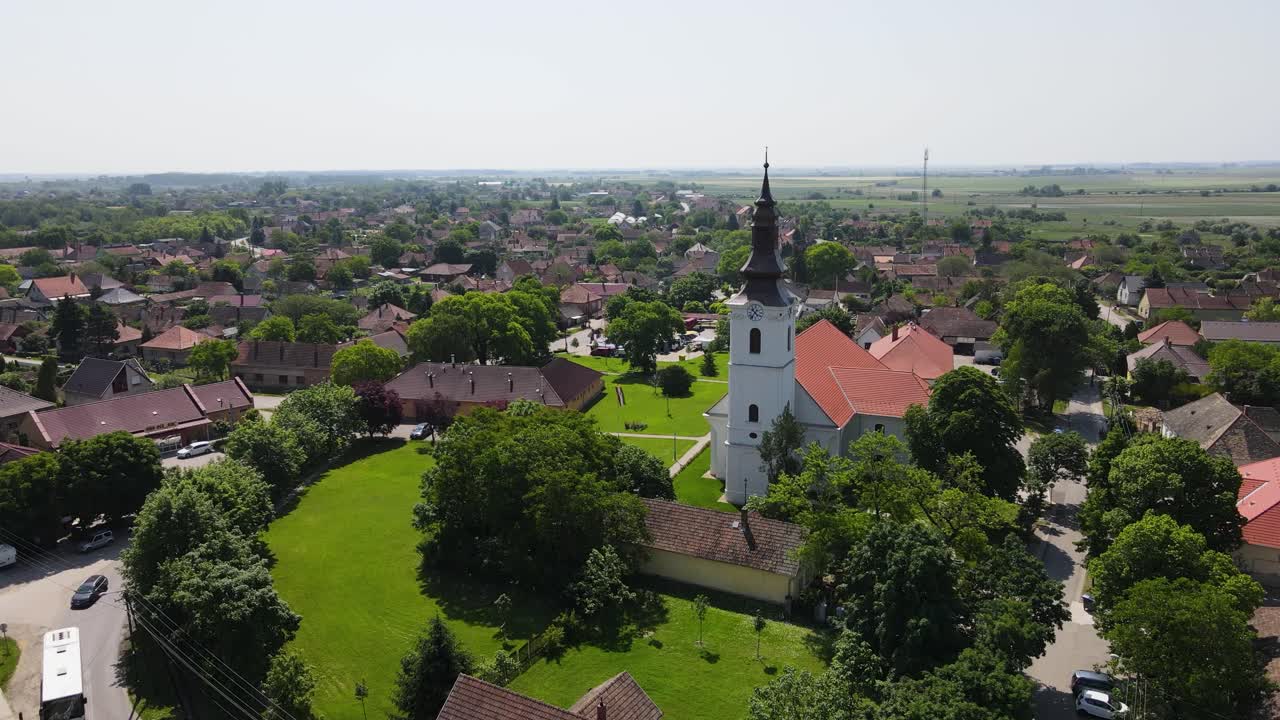 vista de un avión no tripulado de una iglesia reformada rodeada de vegetación en szalkszentmarton, hungría
