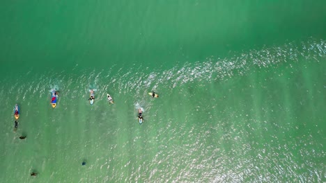 Menschen,-Die-Am-Strand-Von-Lombok-Selong-Belanak-In-Indonesien-Kajak-Fahren