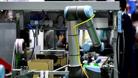 bangkok, tailandia, 14 de junio de 2018: el robot universal simula la exhibición de productos de pick and paste en propak asia 2018 en el centro internacional de comercio y exposiciones de bangkok (bitec) bangna en tailandia.