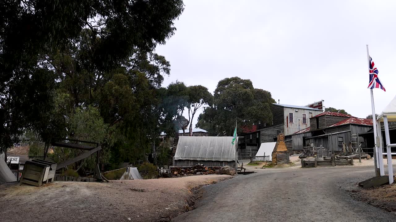 역사적인 마을의 오래된 건물과 발