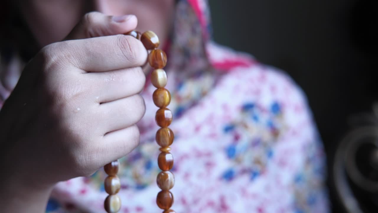 머리에 스카프를 쓰고 기도하는 무슬림 여성, 근접