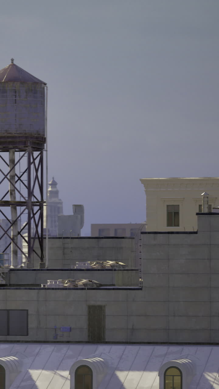 Torre de agua en la azotea y edificios de la ciudad en un entorno urbano durante el día.