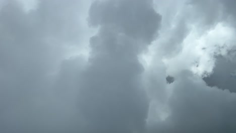 Vista-única-Desde-La-Cabina-De-Un-Jet-Volando-Hacia-Un-Cumulonimbus