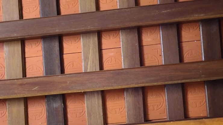 Struttura del tetto in legno uniforme per tutto il video