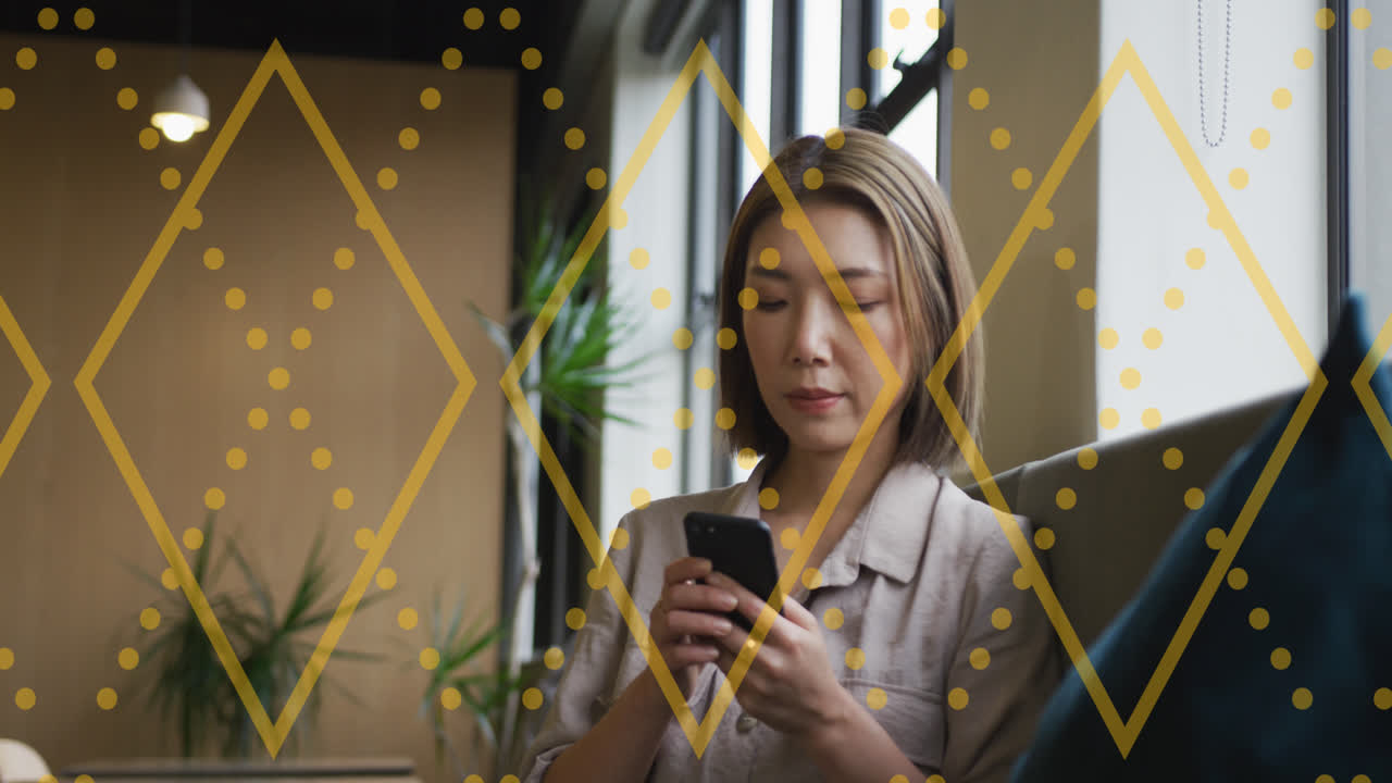 animación del icono de la pizza y las formas sobre la mujer de negocios asiática usando un teléfono inteligente