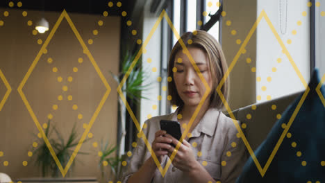 animación del icono de la pizza y las formas sobre la mujer de negocios asiática usando un teléfono inteligente
