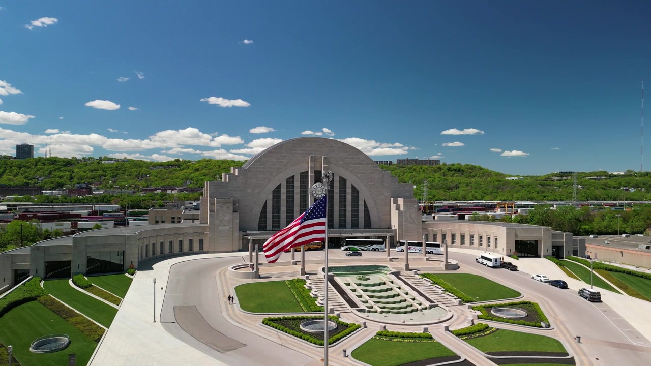 Vidvinkel panorering fra luften av et amerikansk flagg som vaier ved Cincinnati Museum Center Union Terminal.