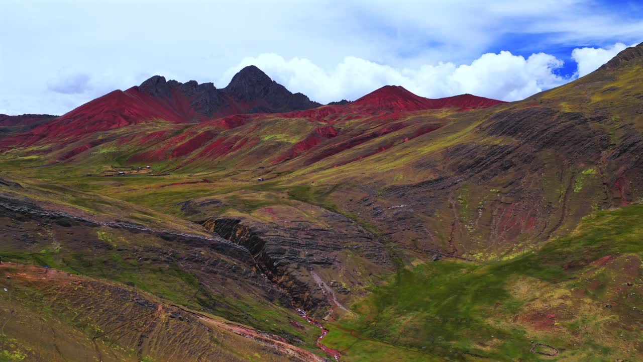 Red Valley, Ande peruviane, escursione Rainbow Mountain, canyon di Palccoyo, Vinicunca, Perù, drone aereo Siete Colores, ghiacciaio del Nevado Inca, cielo blu mattutino, nuvole soleggiate, ripresa orizzontale in avanti, panoramica verso l'alto