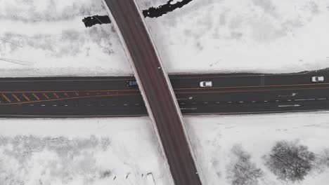 una bulliciosa autopista y un paso elevado en un día de invierno en noruega - fotografía aérea de un dron