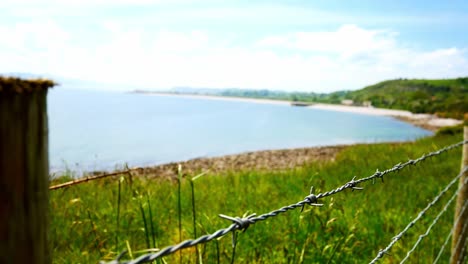 Stacheldraht-Grenze-Mit-Blick-Auf-Ruhige-Klippe-Küste-Landschaft-Am-Wasser-Wanderlandschaft-Spur-Vorwärts