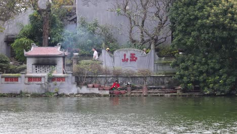 persona remando un bote en un lago tranquilo