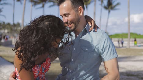 tierna pareja diversa divirtiéndose en la playa