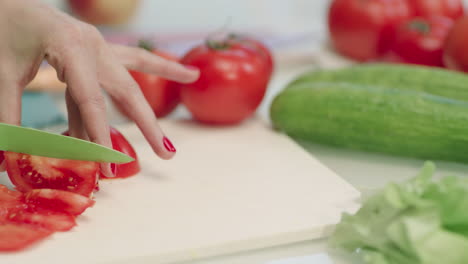 Koch-Schneidet-Frische-Tomaten-Auf-Schneidebrett.-Nahaufnahme-Von-Frauenhänden,-Die-Salat-Kochen