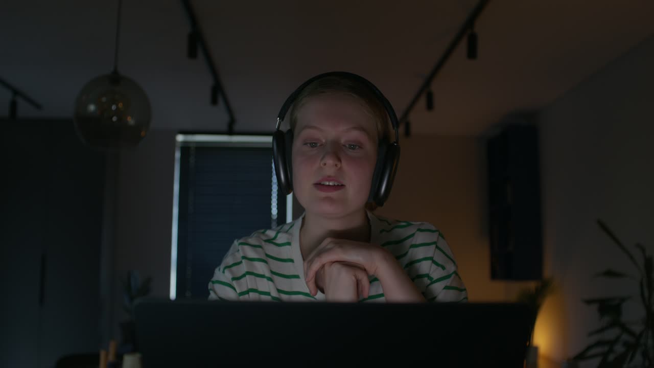 Ragazza adolescente in videochiamata