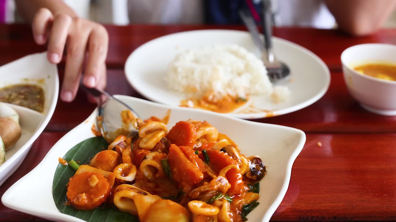 맛있는 태국 음식이 제공되고 즐기고 있습니다.