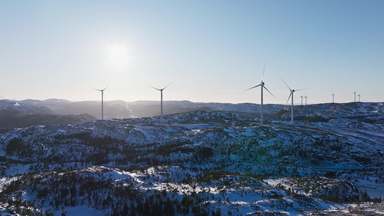 escena de invierno de una turbina eólica sobre las crestas cerca de bessaker, noruega