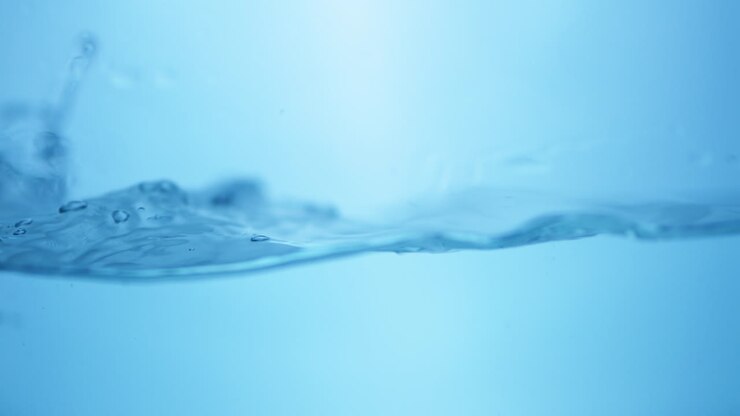 Superficie d'acqua blu con ondulazioni