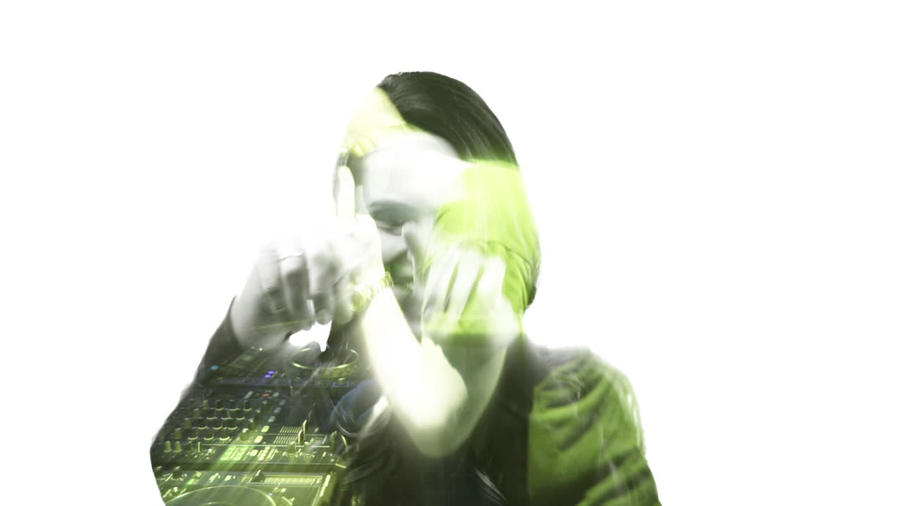 una mujer joven bailando contra un fondo blanco