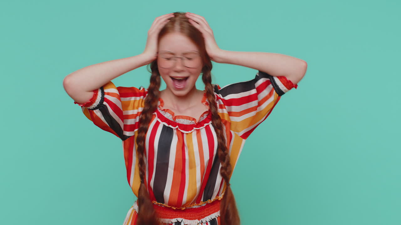 소녀는 스트레스, 긴장, 문제, 공포, 절망, 두려움, 놀라움, 충격, 분노를 표현합니다.