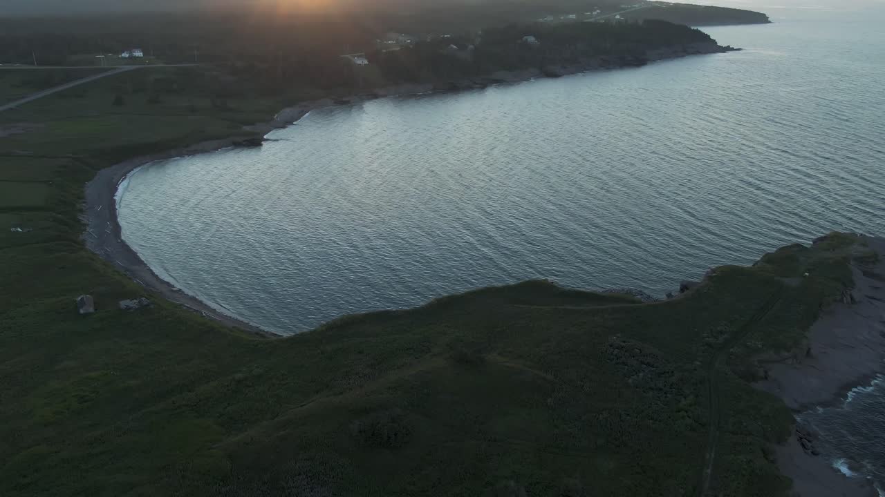 북부 퀘벡의 아름다운 개스페시 호수 위로 일몰 - 공중