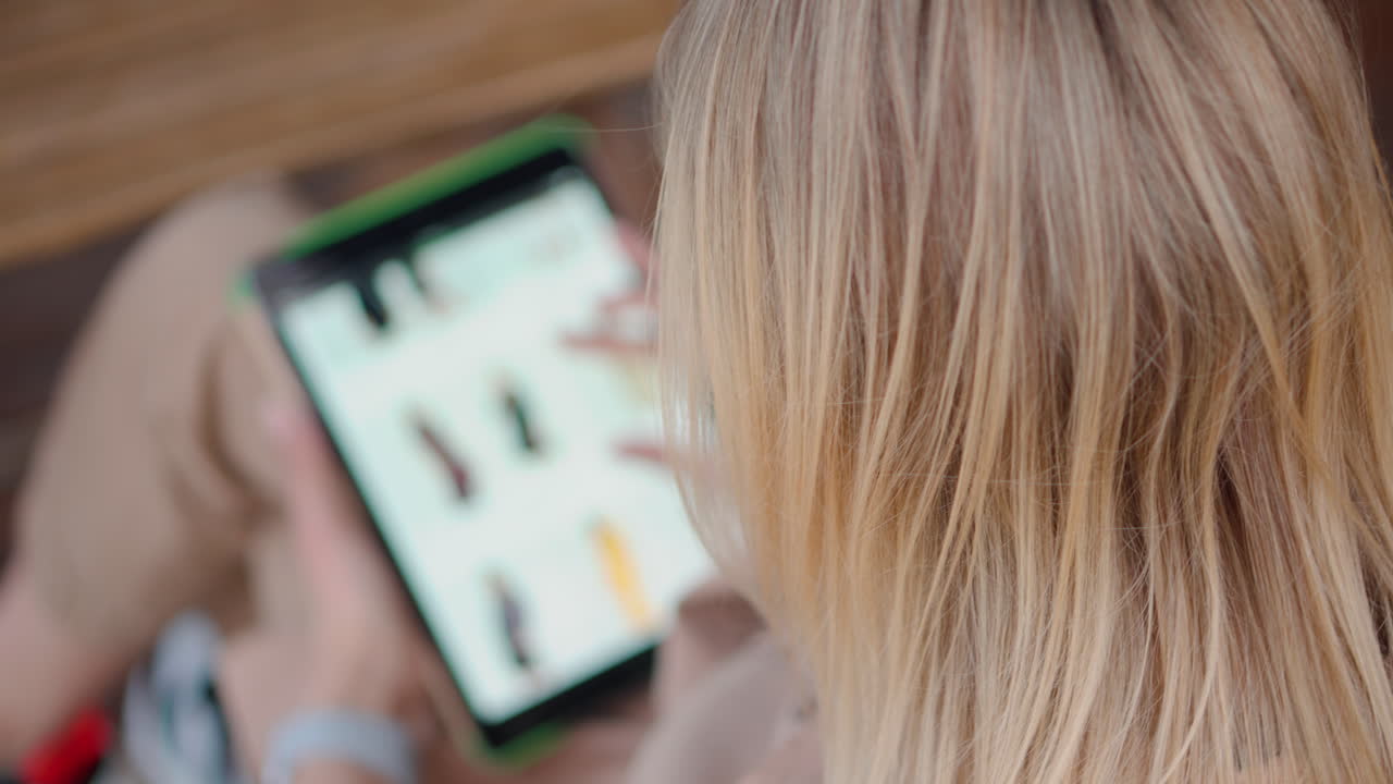 mujer navegando por la moda en línea en una tableta