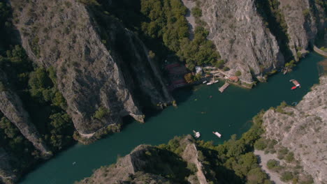 vista superior del dron que da vueltas sobre la gente en canoa