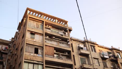 Blick-Auf-Schmuddelige-Wohngebäude-Im-Nahen-Osten-Gegen-Den-Himmel-In-Tripolis,-Nordlibanon